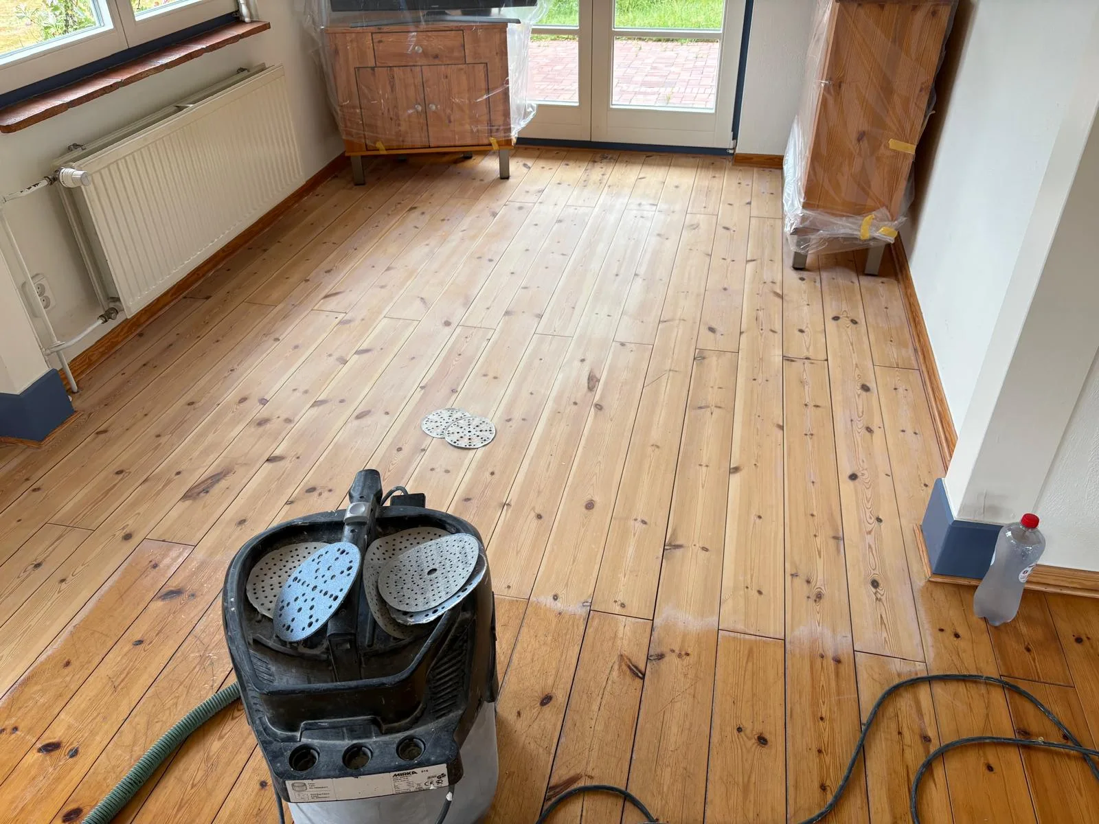 Aufbereiteter Holzdielenboden mit ruhigem und gleichmäßigem Oberflächenbild