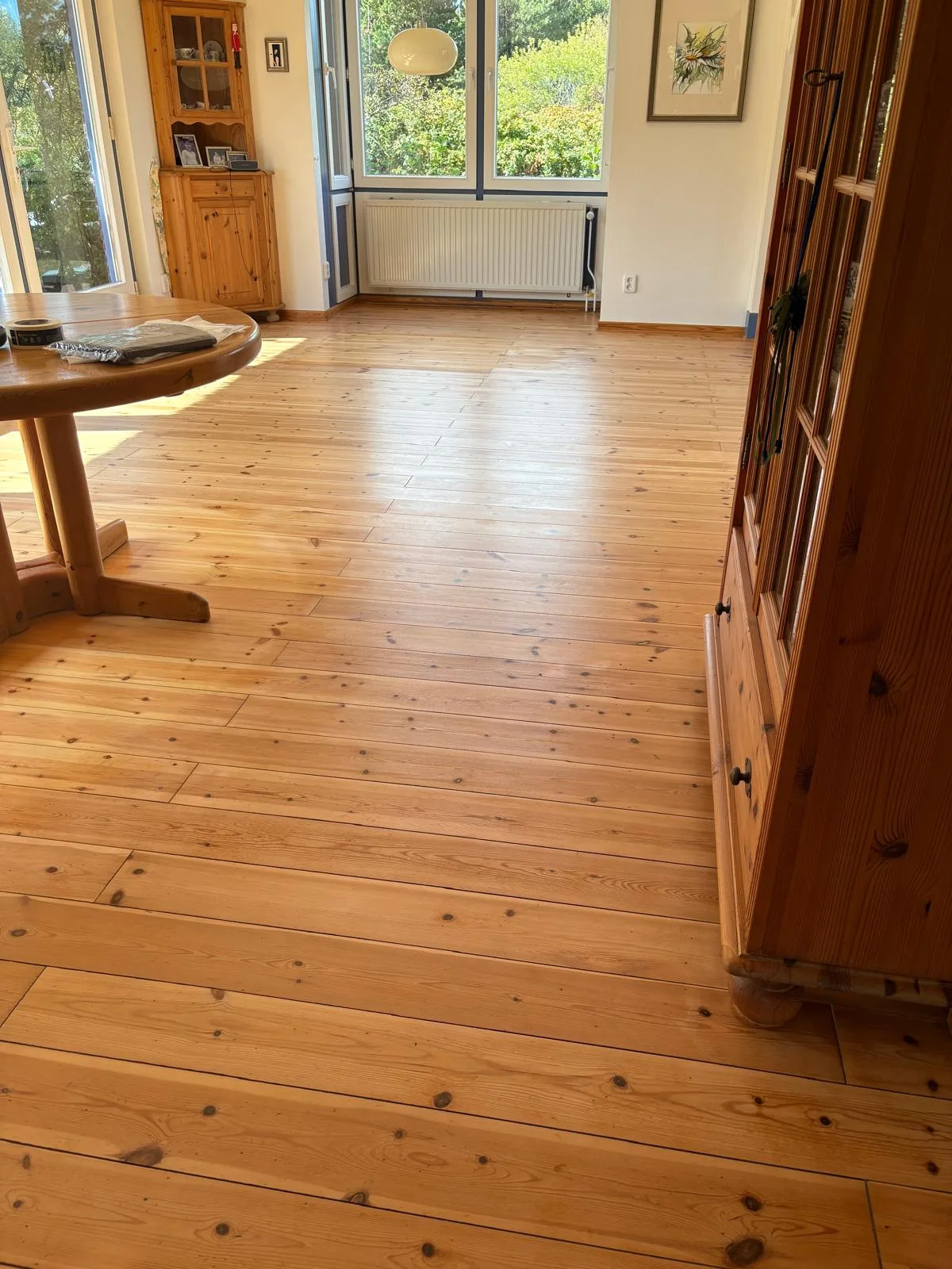 Holzdielenboden mit gleichmäßigem Finish im Bestand