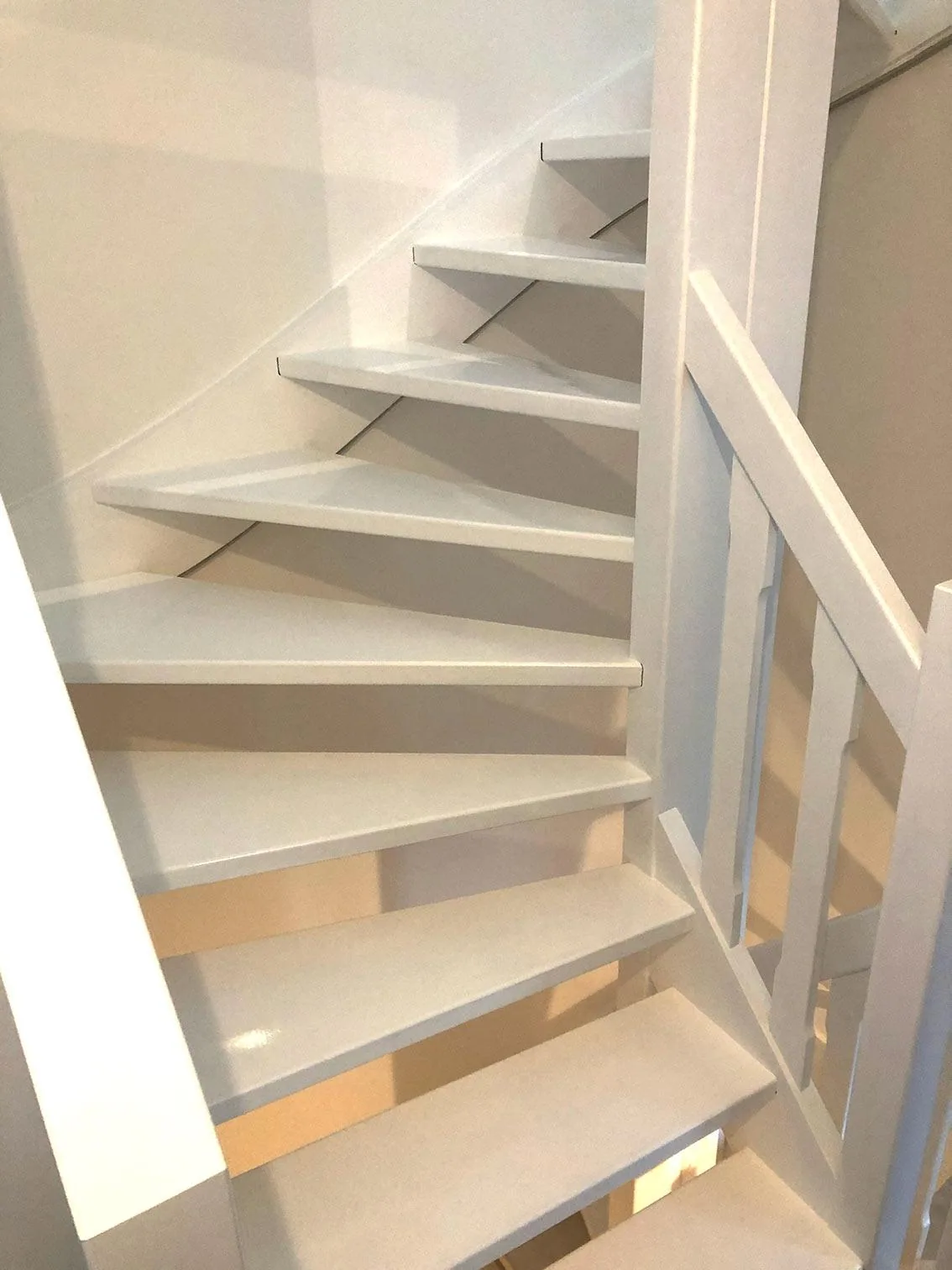 Weiß lackierte Holztreppe