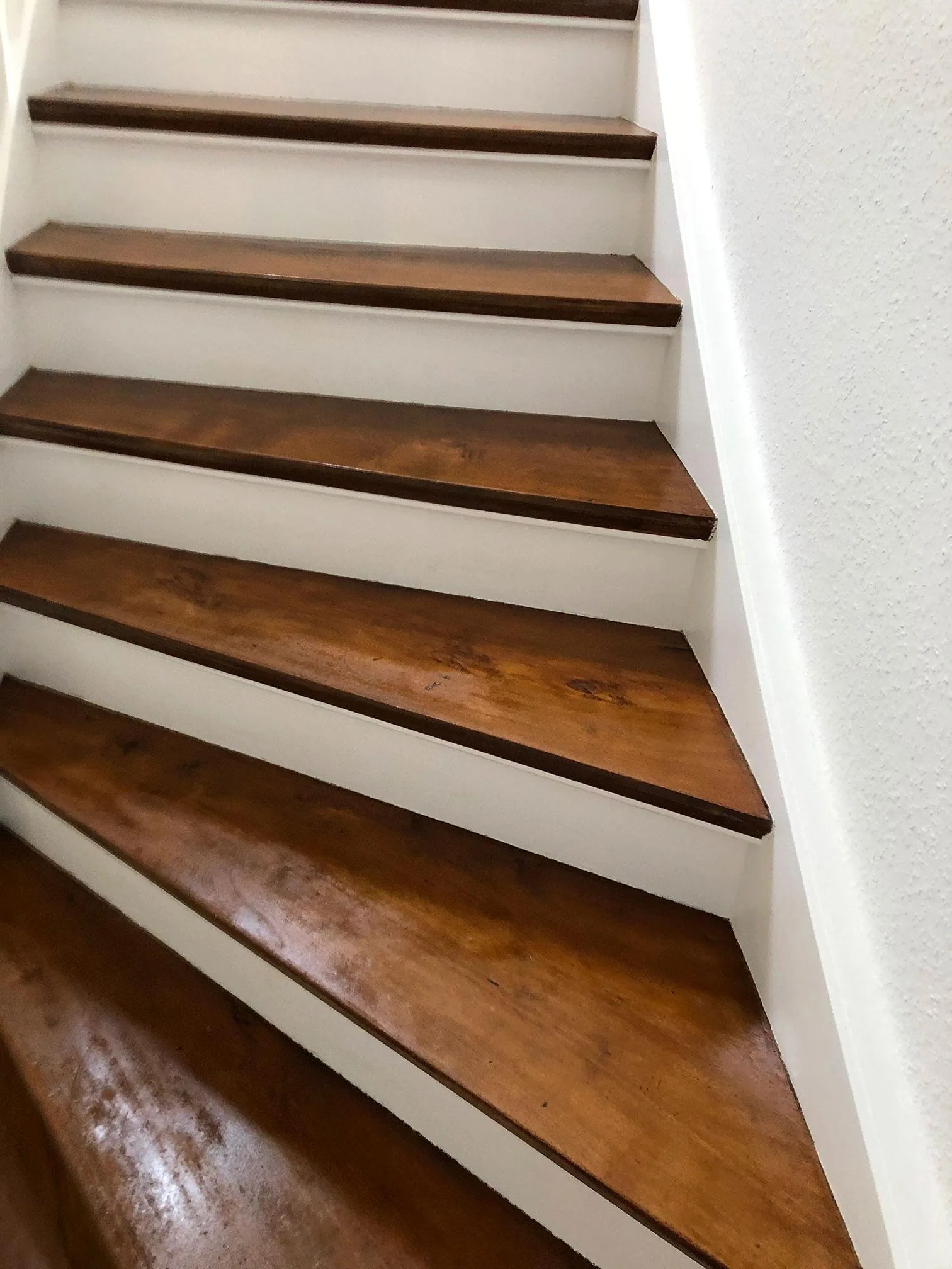 Holztreppenstufen nach Lackierung