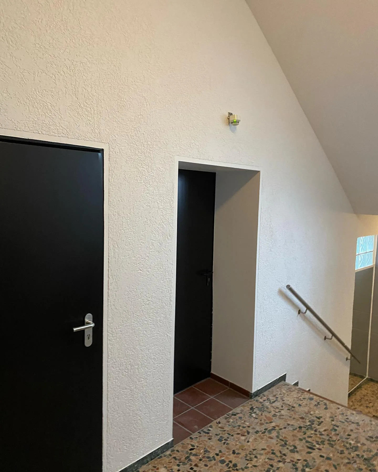 Treppenhaus nach abgeschlossener Sanierung und Oberflächenaufbau