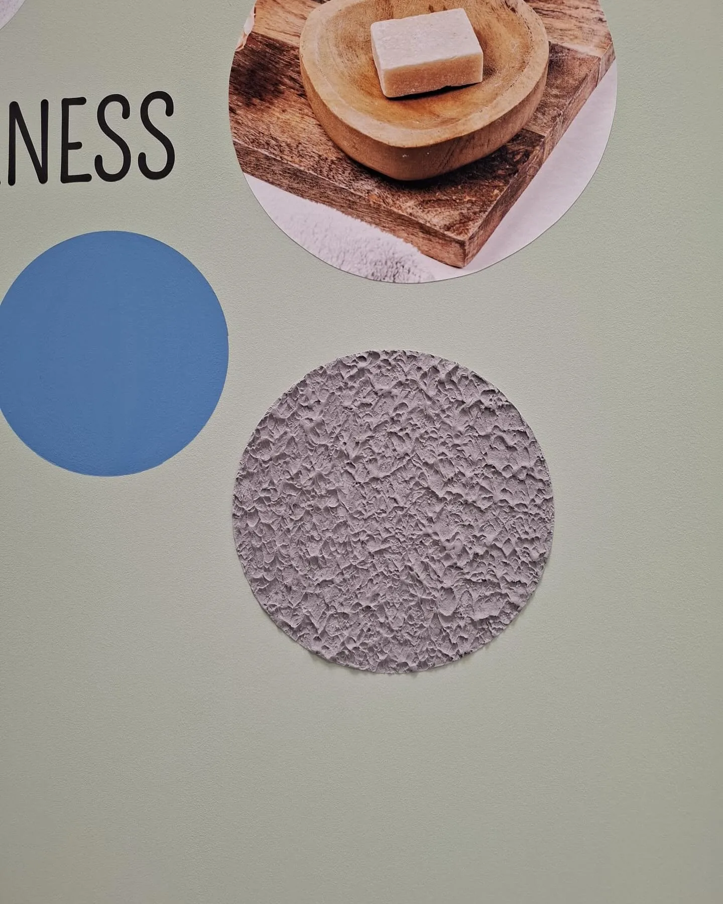 Tapetenstruktur im Wellnessbereich mit ruhiger Materialwirkung