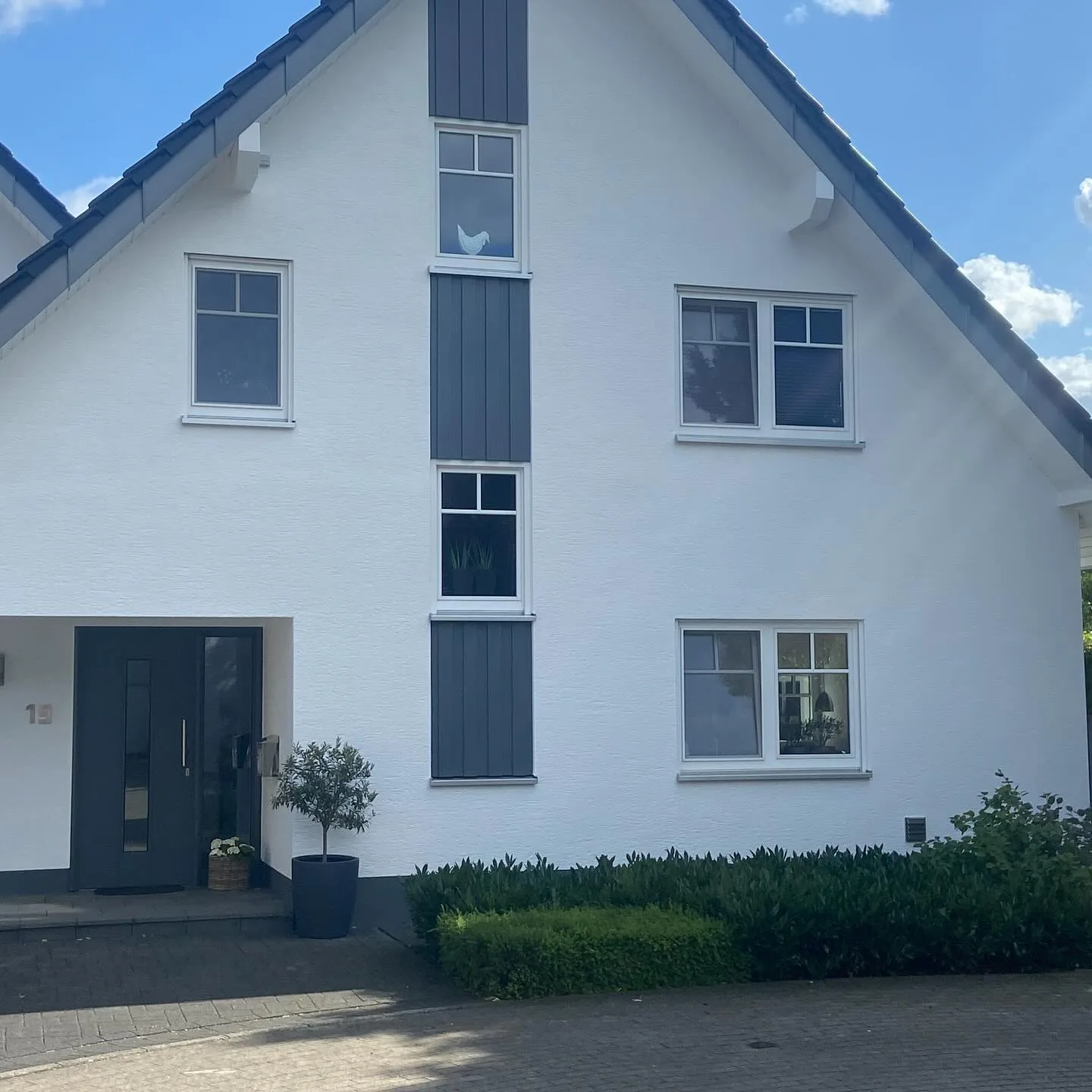 Frisch gestaltete Hausfassade mit klarer Frontansicht