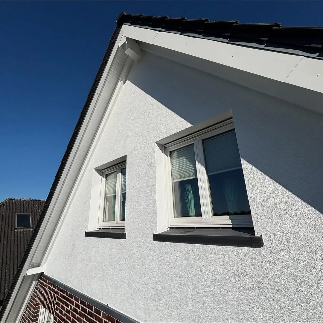 Fassadenanstrich im Detail während der Ausführung.