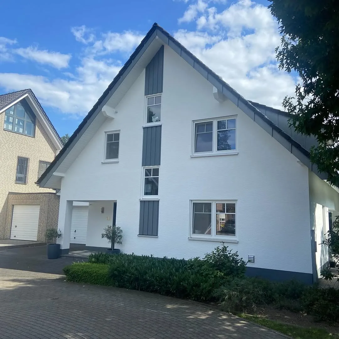 Team bei Fassadenarbeiten an einem Wohngebäude.