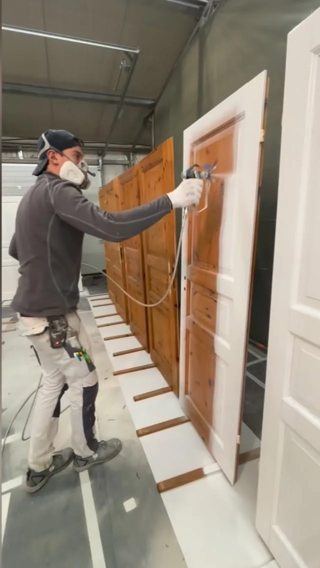 Malerarbeiten an Innentüren während der Grundierung.