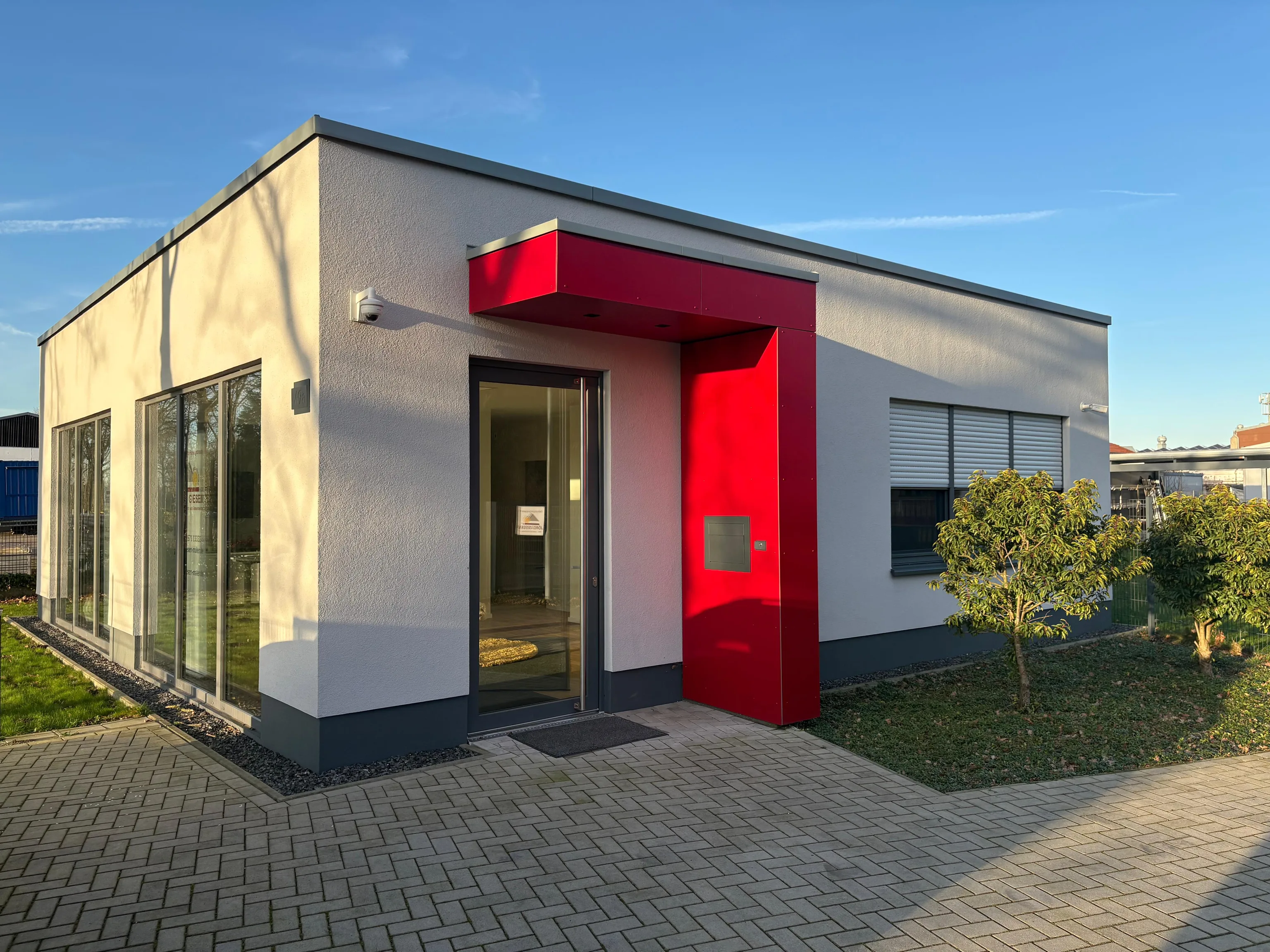 Eingang der Firmenzentrale in Bocholt mit rotem Portal